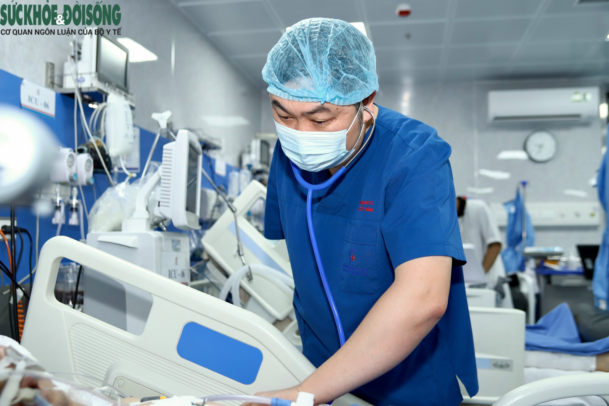 Sau cánh cửa cấp cứu (3): Những người chọn ở lại nơi áp lực nhất- Ảnh 1. Sau cánh cửa cấp cứu (3): Những người chọn ở lại nơi áp lực nhất- Ảnh 1.