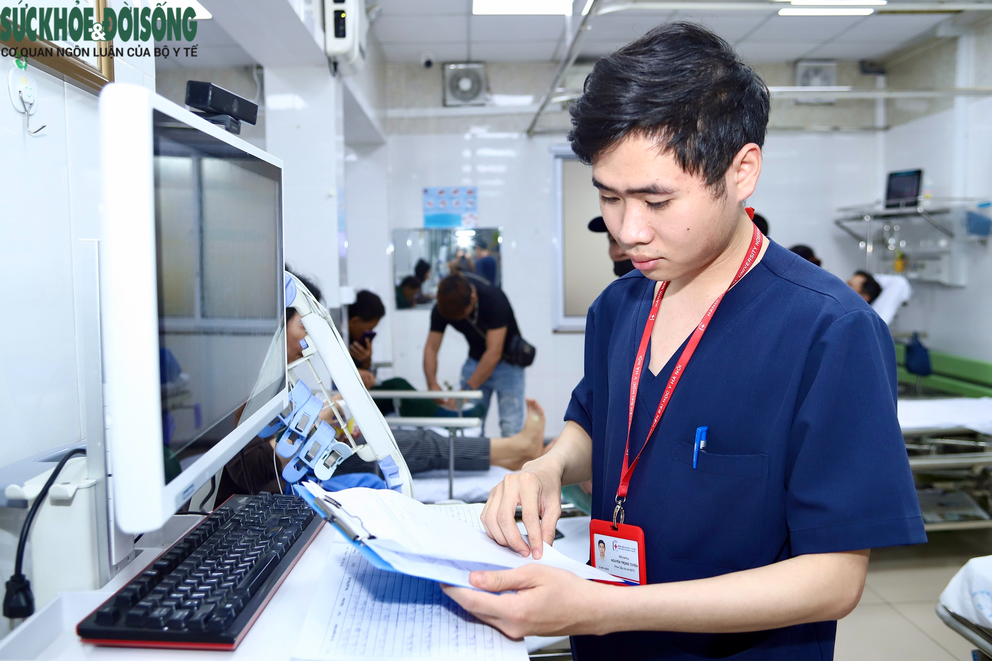 Sau cánh cửa cấp cứu (3): Những người chọn ở lại nơi áp lực nhất- Ảnh 3. Sau cánh cửa cấp cứu (3): Những người chọn ở lại nơi áp lực nhất- Ảnh 3.