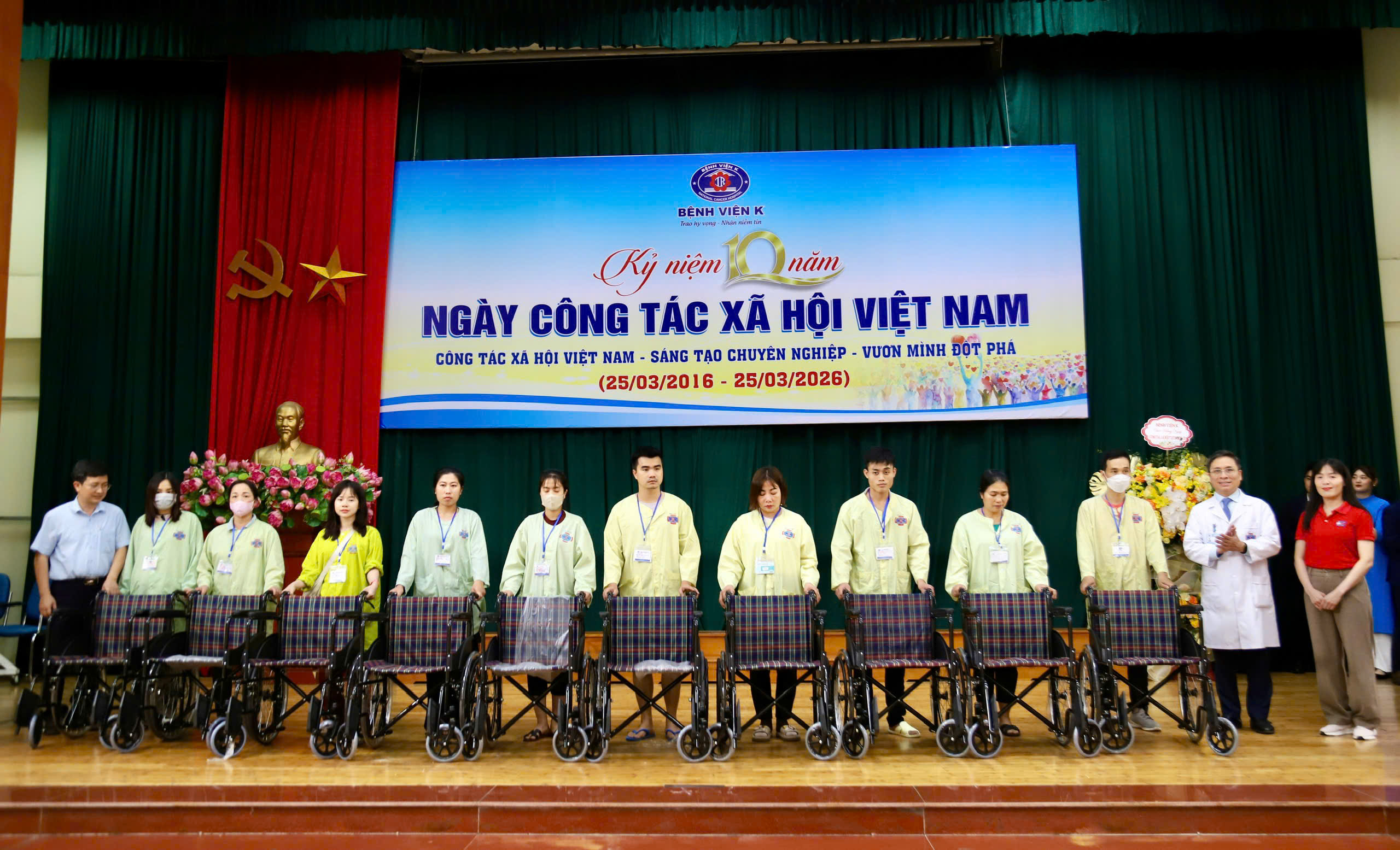 Nghề công tác xã hội - nhịp cầu kết nối tấm lòng sẻ chia dành cho người bệnh ung thư- Ảnh 2.
