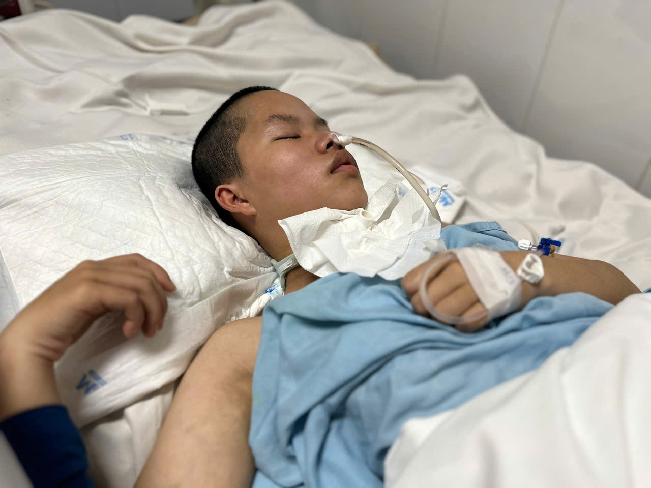 Xót xa gia cảnh của nữ sinh lớp 10 nguy kịch vì tai nạn, người mẹ nghèo mong phép màu cho con trở lại trường- Ảnh 3.