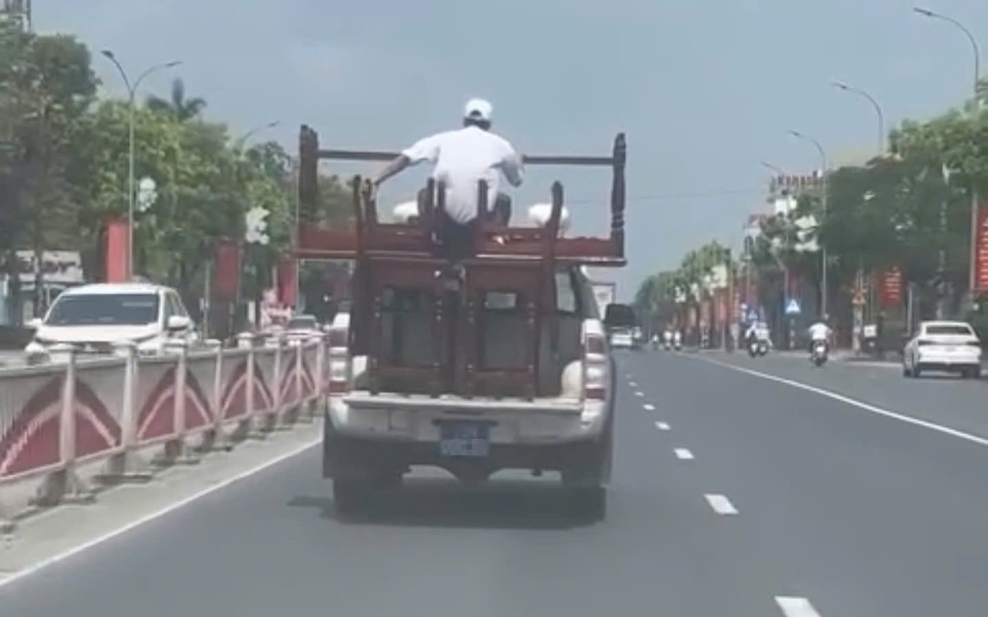 Xử phạt người phụ nữ chụp ảnh dạo chèo kéo, ép khách tại bãi biển Sầm Sơn- Ảnh 2. Xử phạt người phụ nữ chụp ảnh dạo chèo kéo, ép khách tại bãi biển Sầm Sơn- Ảnh 2.