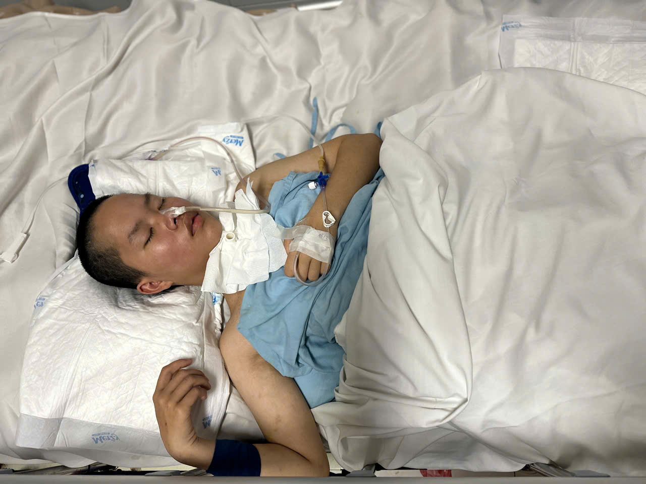 Xót xa gia cảnh của nữ sinh lớp 10 nguy kịch vì tai nạn, người mẹ nghèo mong phép màu cho con trở lại trường- Ảnh 1.