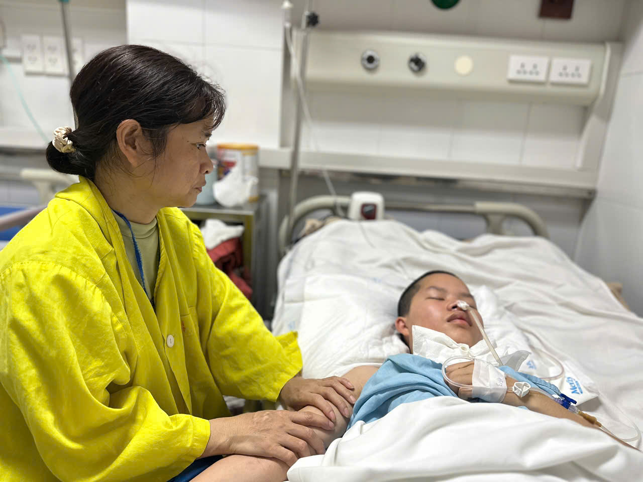 Xót xa gia cảnh của nữ sinh lớp 10 nguy kịch vì tai nạn, người mẹ nghèo mong phép màu cho con trở lại trường- Ảnh 2.