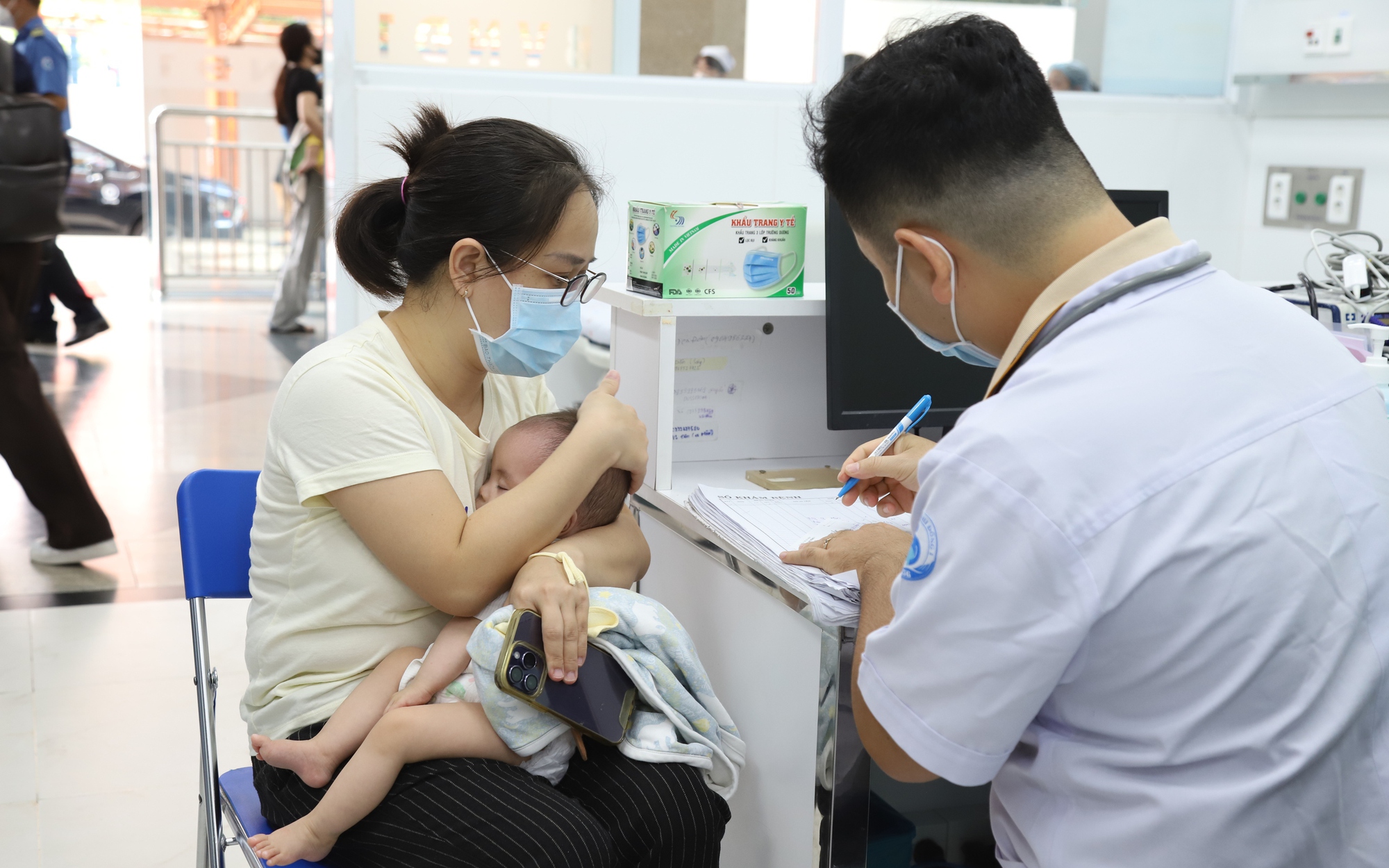 Tay chân miệng vượt ngưỡng cảnh báo, TPHCM tăng cường phòng dịch- Ảnh 3. Ca tay chân miệng ở TPHCM tăng gần gấp đôi, 2 trường hợp tử vong trong tuần