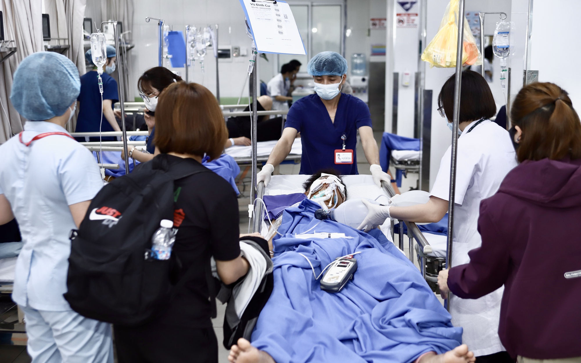 Sau cánh cửa cấp cứu (2): Bữa cơm vội và giấc ngủ ngắn- Ảnh 1. Sau cánh cửa cấp cứu (1): Chạy đua với thời gian để cứu người