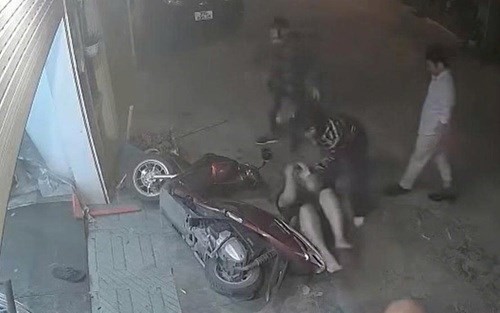 Xông vào nhà kéo nạn nhân ra đường hành hung, bắt khẩn cấp 1 đối tượng