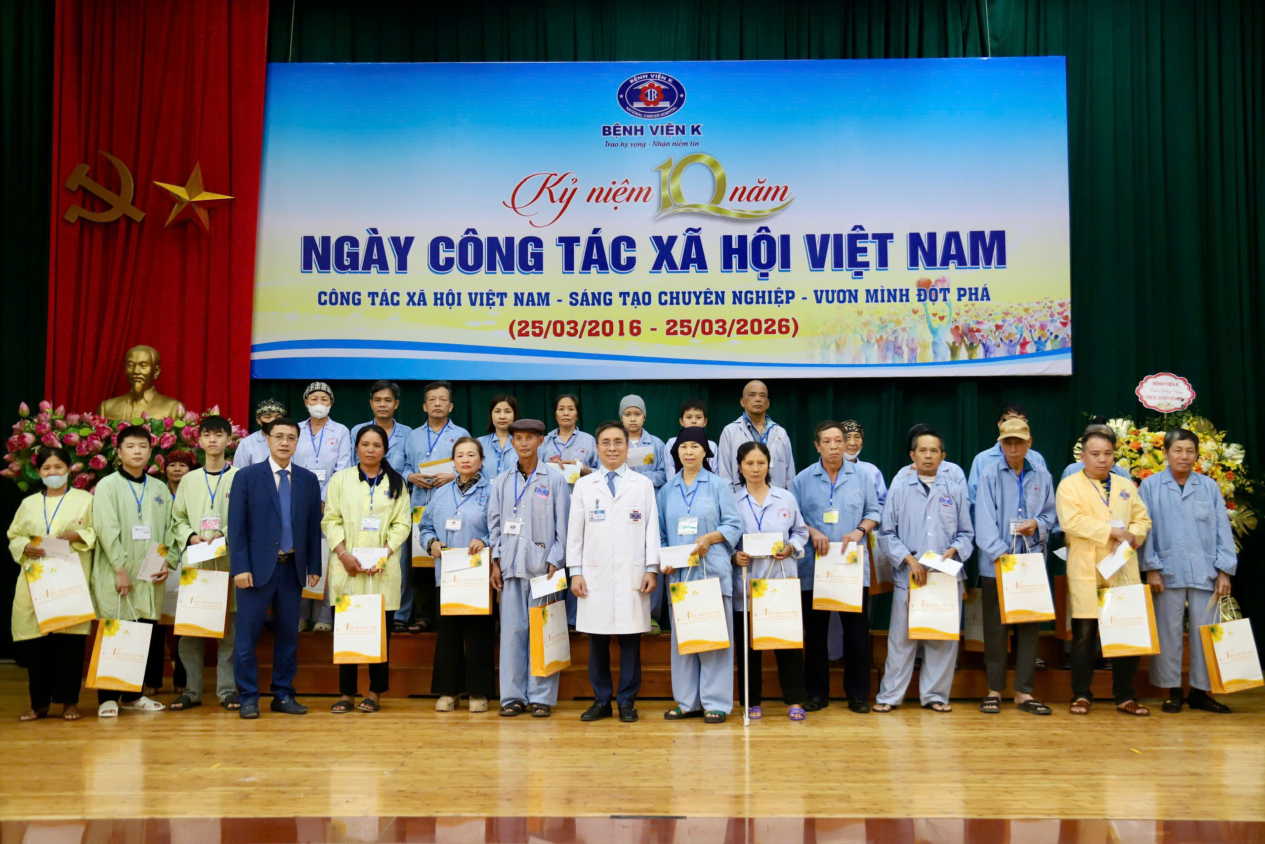 Nghề công tác xã hội - nhịp cầu kết nối tấm lòng sẻ chia dành cho người bệnh ung thư- Ảnh 1.