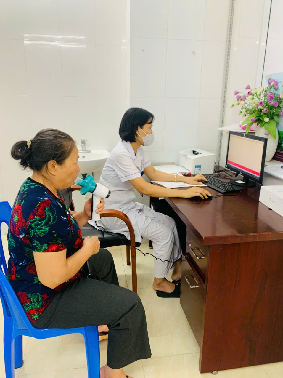 Hướng dẫn thực hành nâng cao chất lượng sống cho người bệnh phổi tắc nghẽn mạn tính- Ảnh 3. Hướng dẫn thực hành nâng cao chất lượng sống cho người bệnh phổi tắc nghẽn mạn tính- Ảnh 3.