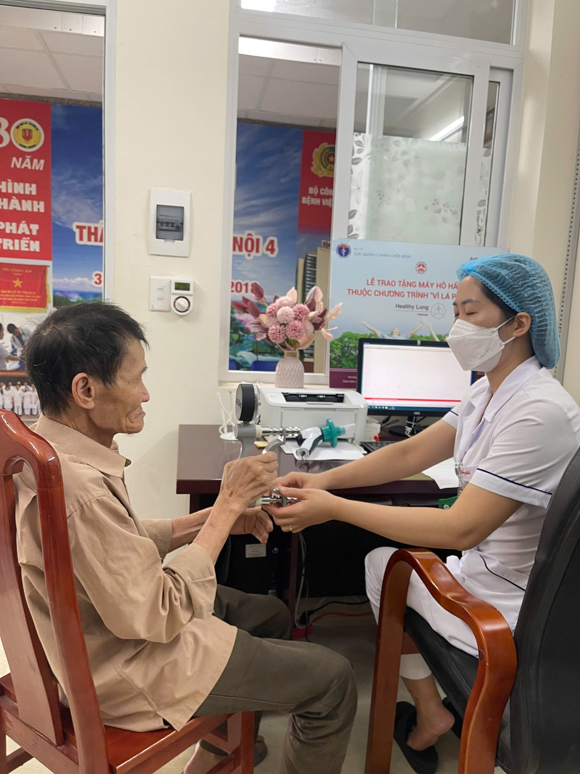 Hướng dẫn thực hành nâng cao chất lượng sống cho người bệnh phổi tắc nghẽn mạn tính- Ảnh 2. Hướng dẫn thực hành nâng cao chất lượng sống cho người bệnh phổi tắc nghẽn mạn tính- Ảnh 2.