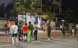 Nhóm người lạ xông vào nhà nổ súng, đâm chém người đang ăn nhậu- Ảnh 4. Nhóm người lạ xông vào nhà nổ súng, đâm chém người đang ăn nhậu- Ảnh 4.