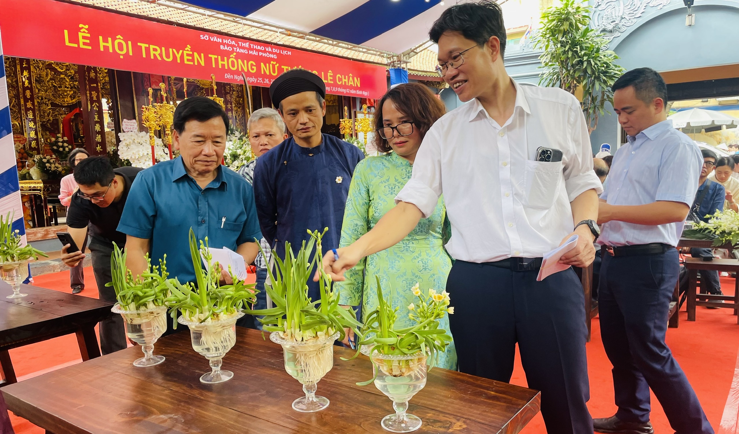 Độc đáo hội thi hoa Thủy tiên trong lễ hội Thánh Mẫu Lê Chân- Ảnh 3. Độc đáo hội thi hoa Thủy tiên trong lễ hội Thánh Mẫu Lê Chân- Ảnh 3.