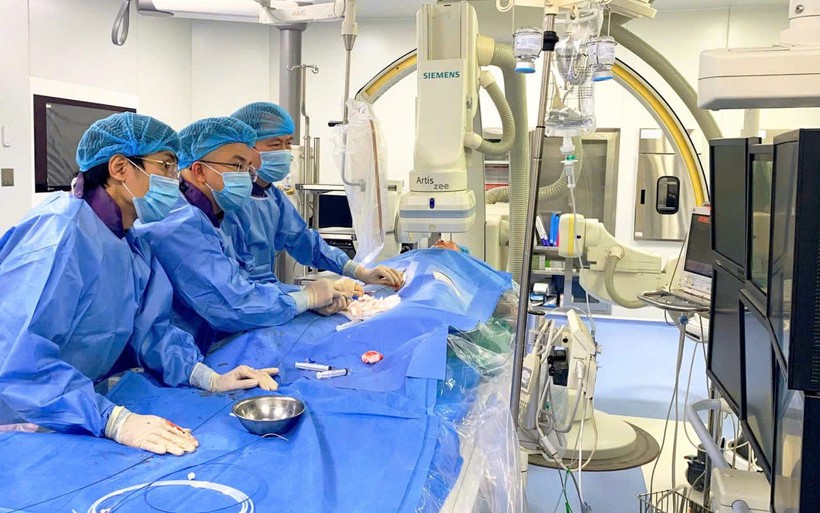 Phát hiện tim bẩm sinh khi khám tầm soát Ngày sức khoẻ toàn dân, bé trai 3 tuổi được hỗ trợ điều trị 100%- Ảnh 3. Kết hợp 2 kỹ thuật xử trí ca tim bẩm sinh phức tạp ở trưởng thành