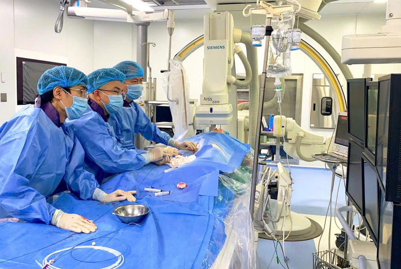 Kết hợp 2 kỹ thuật xử trí ca tim bẩm sinh phức tạp ở trưởng thành- Ảnh 1.