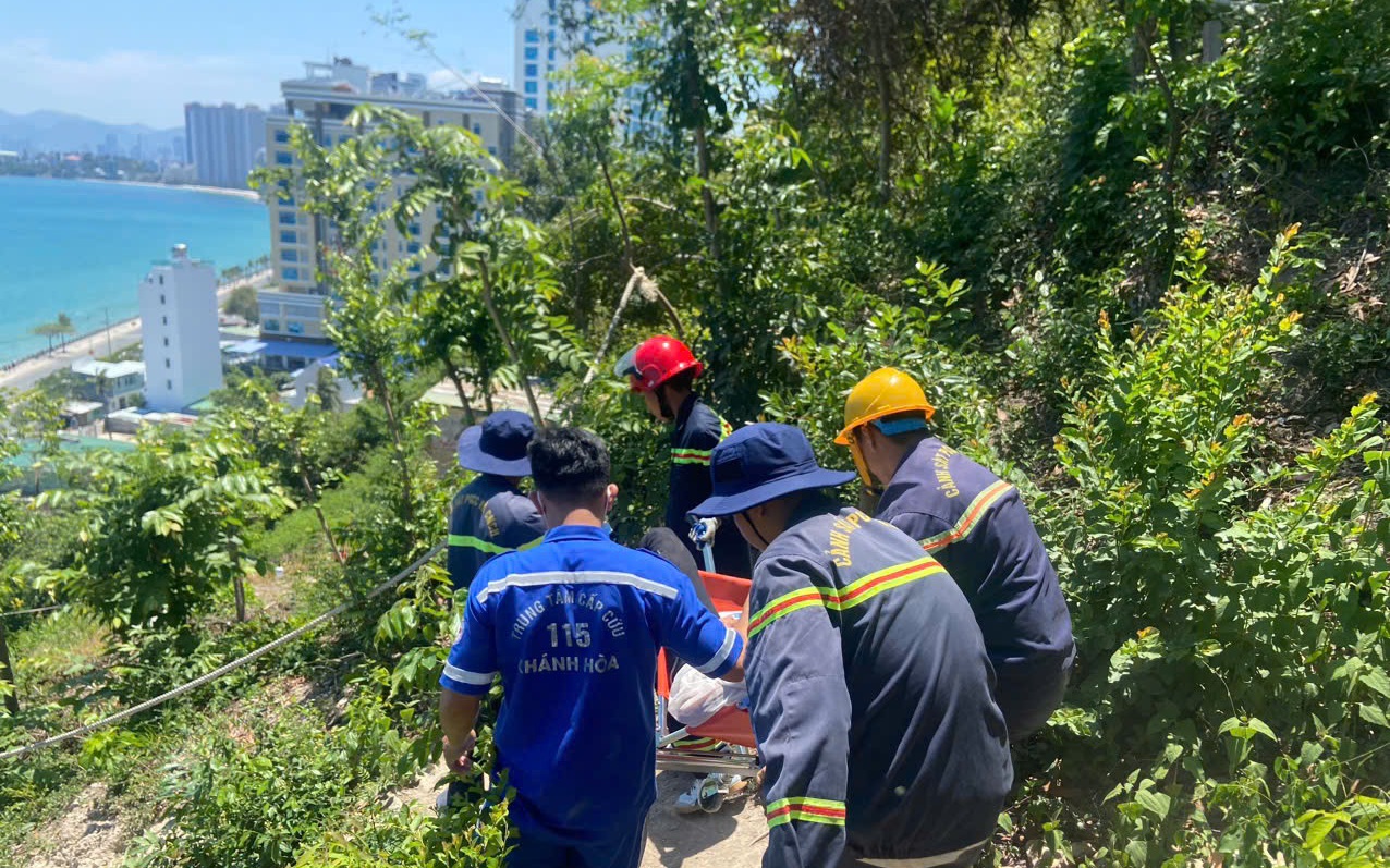 Chạy đua cứu người phụ nữ kiệt sức, ngất xỉu khi leo núi Cô Tiên