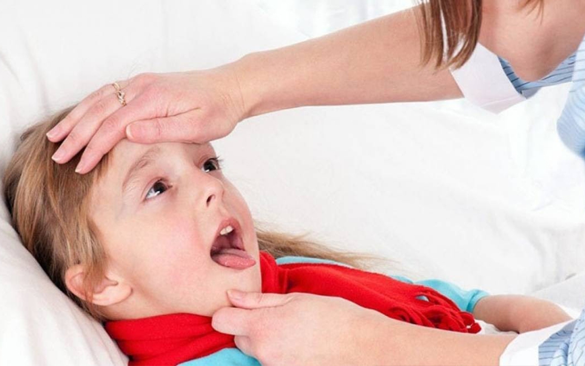 huong dan cach cham soc tre bi viem amidan sot cao 5 16659680544011779158321 0 0 720 1152 crop 17745338649181618550950