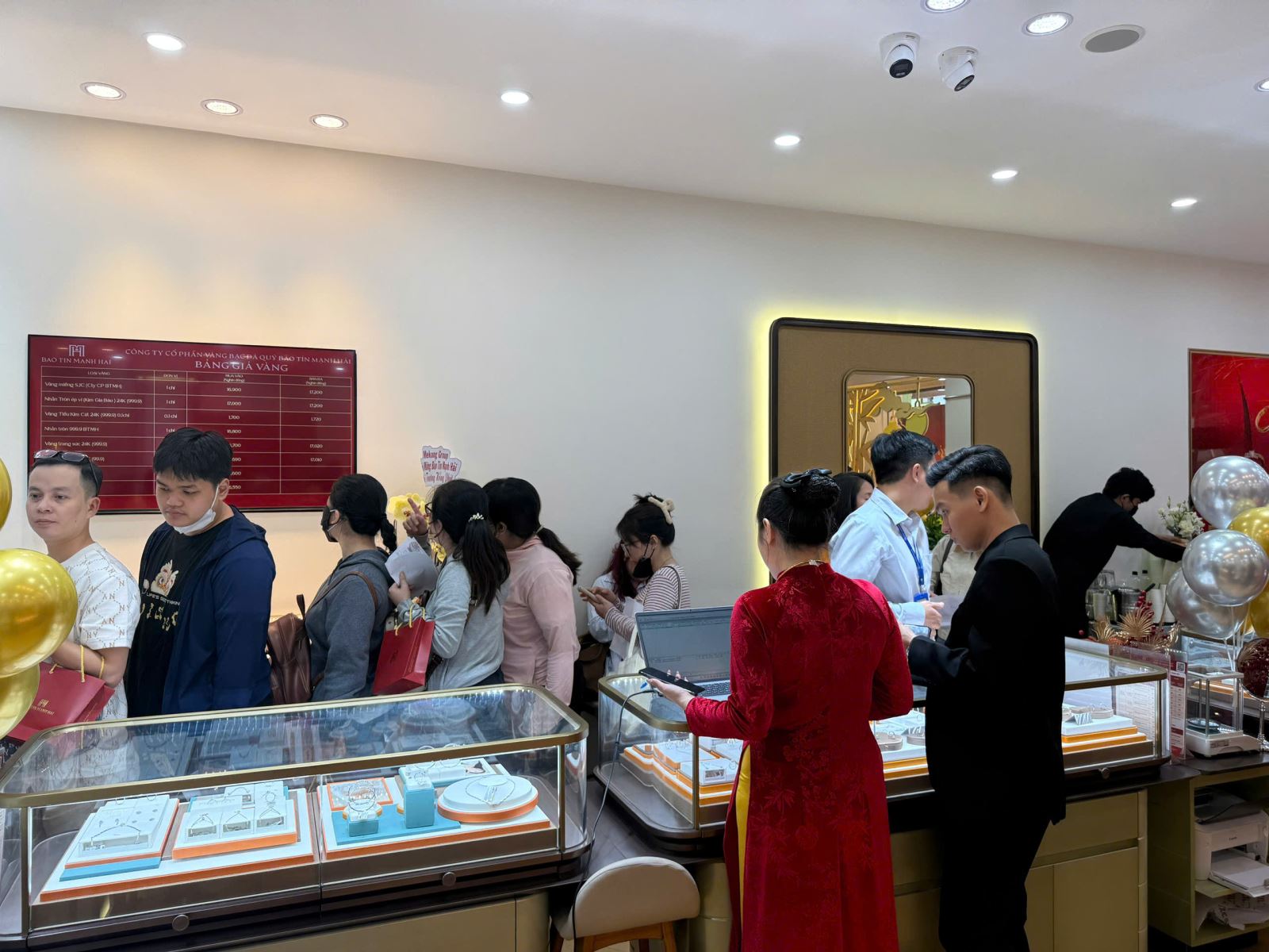 Giá vàng trong nước và thế giới đồng loạt quay đầu giảm trong chiều 26/3- Ảnh 2. Giá vàng trong nước và thế giới đồng loạt quay đầu giảm trong chiều 26/3- Ảnh 2.