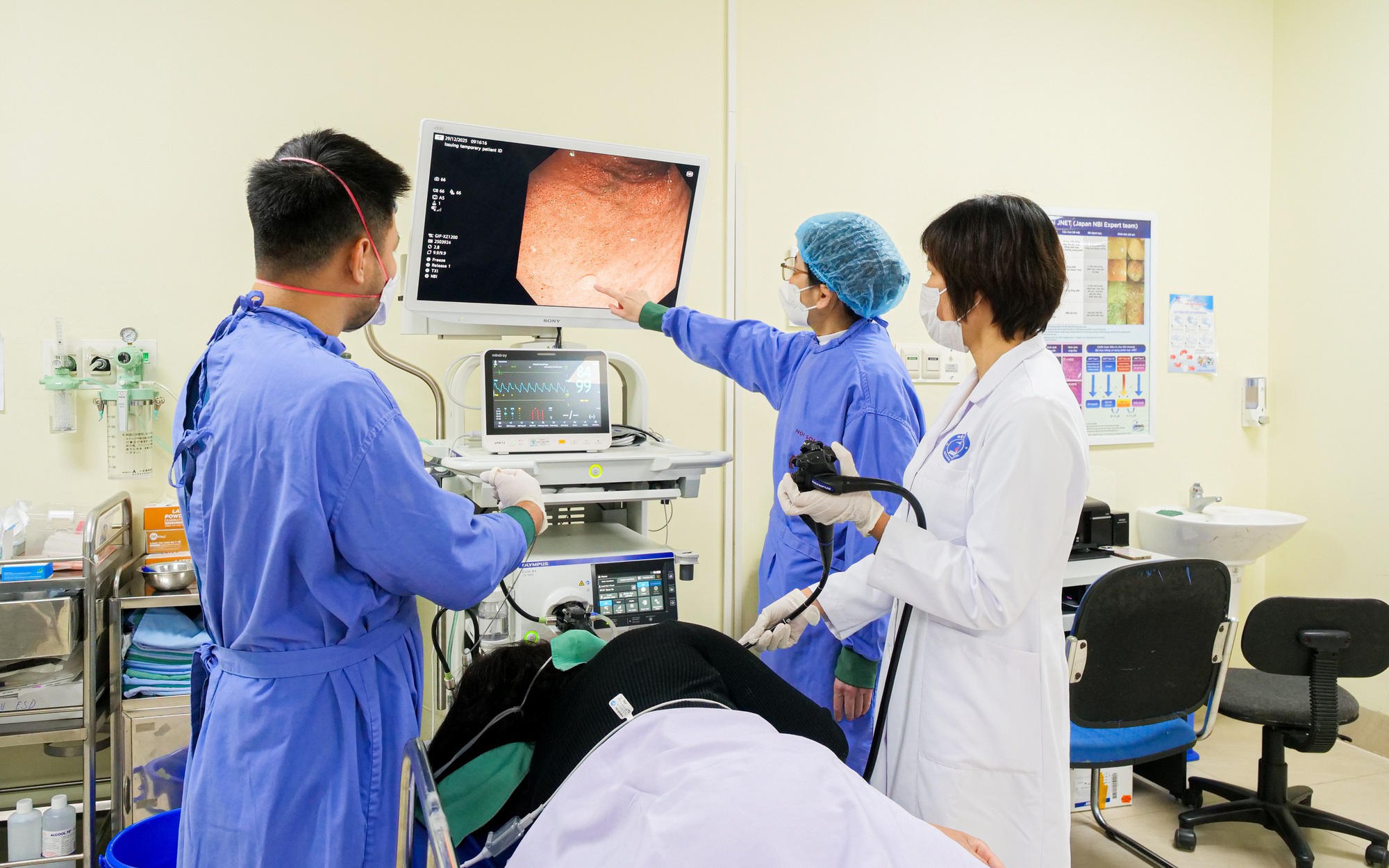 Hành trình 10 năm chiến đấu với ung thư và kỳ tích từ phẫu thuật robot- Ảnh 4.