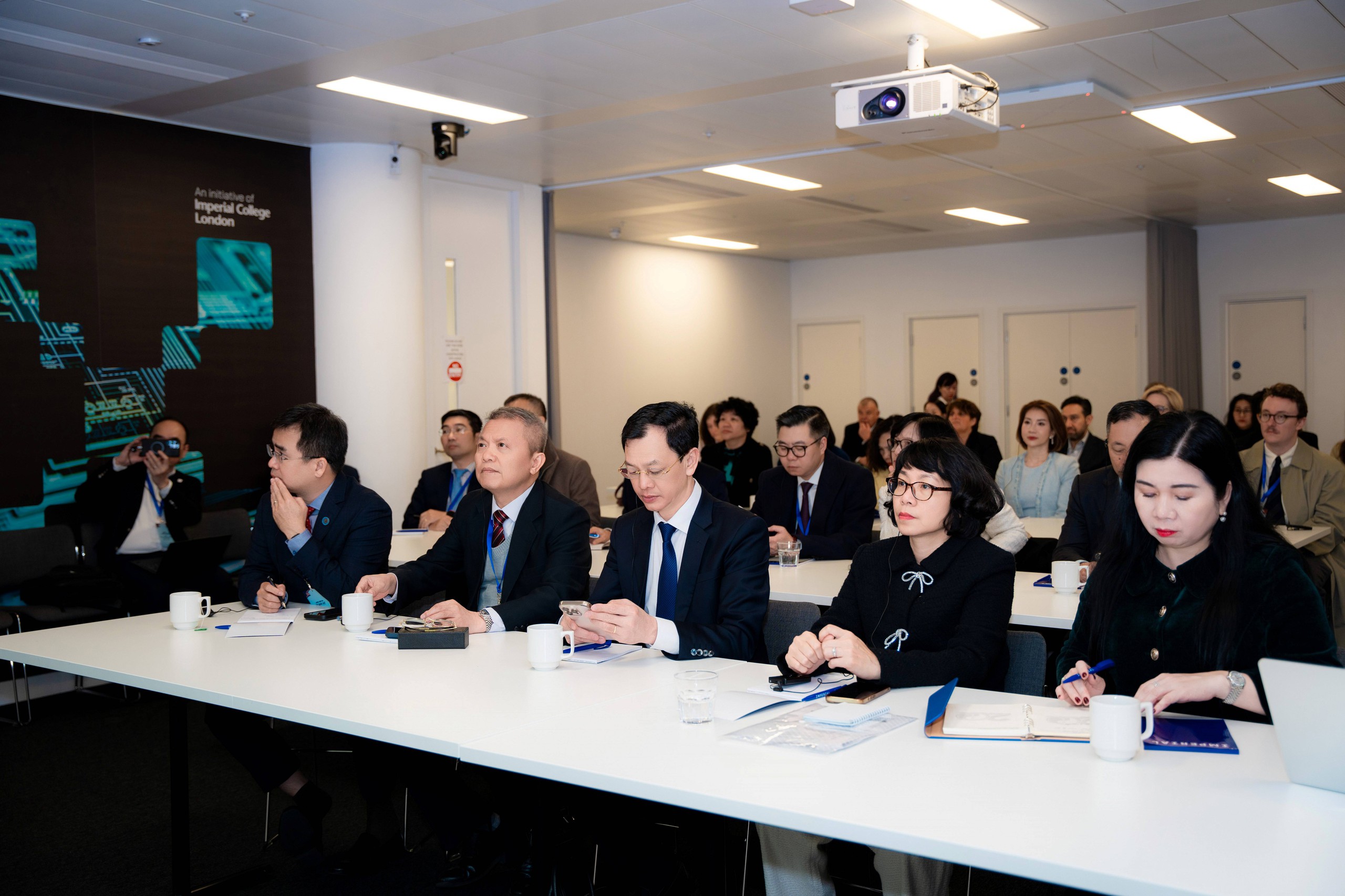 Việt Nam - Vương quốc Anh tăng cường trao đổi kinh nghiệm trong chăm sóc y tế dự phòng- Ảnh 1.