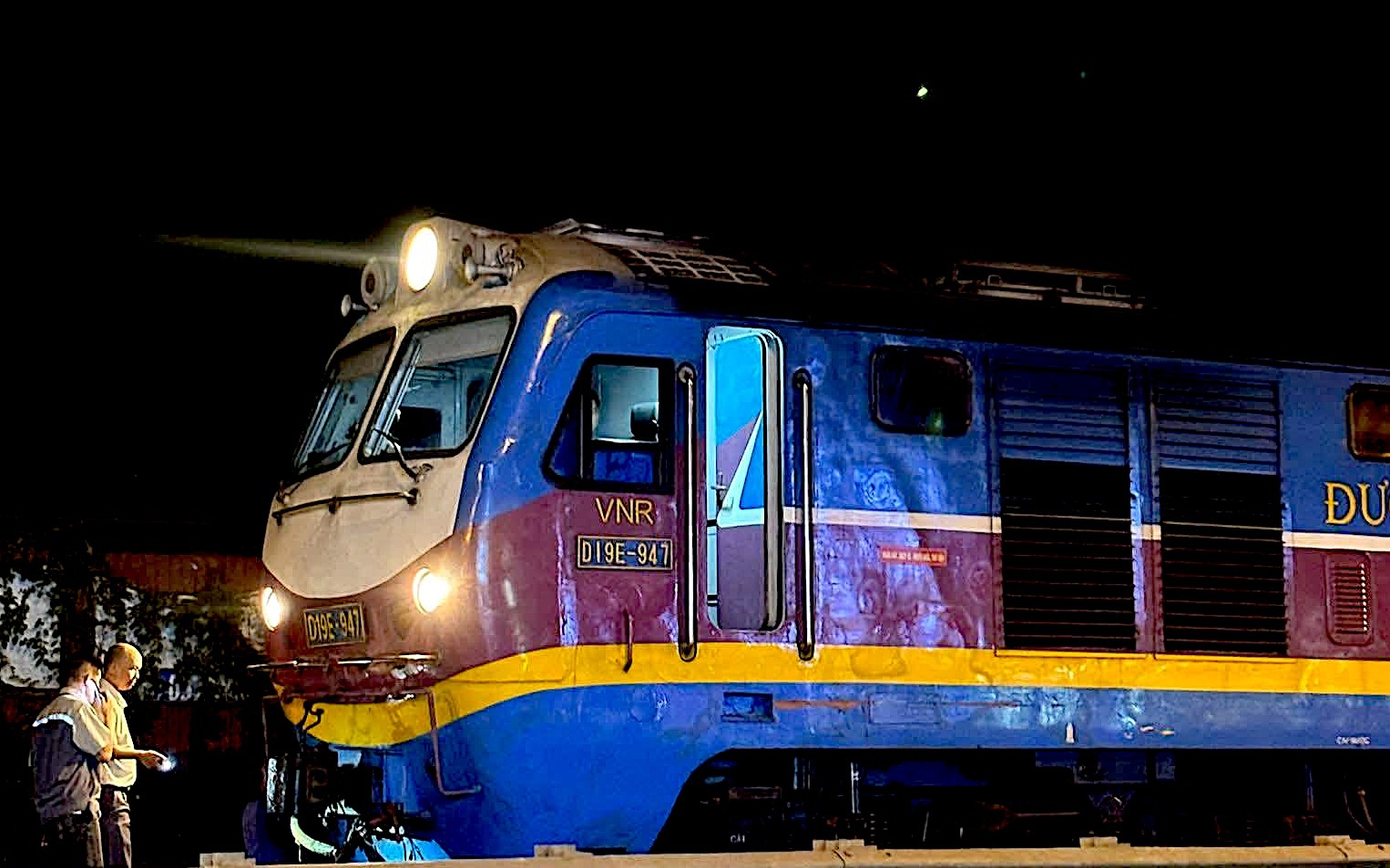 Hà Nội đóng hàng loạt lối đi tự mở qua đường sắt, cảnh báo tai nạn từ thói quen 'đi tắt'- Ảnh 1. Hà Nội: Xe máy va chạm tàu hỏa, 2 người tử vong