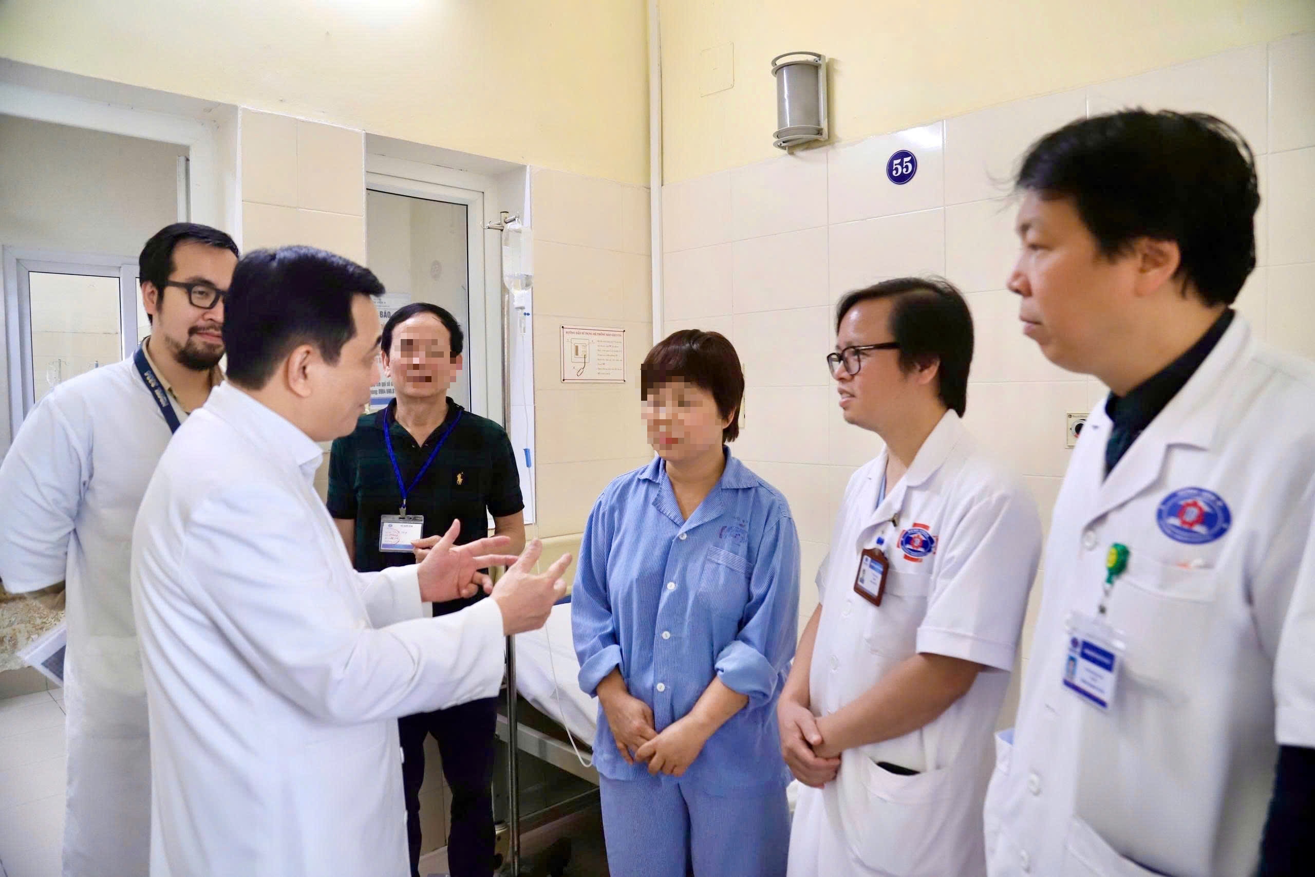 Hành trình 10 năm chiến đấu với ung thư và kỳ tích từ phẫu thuật robot- Ảnh 2.