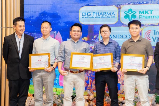 GS.TS.BS Phạm Kiên Hữu - Chủ tịch Hội Tai Mũi Họng TPHCM trao thư cảm ơn cho Đại diện DHG Pharma