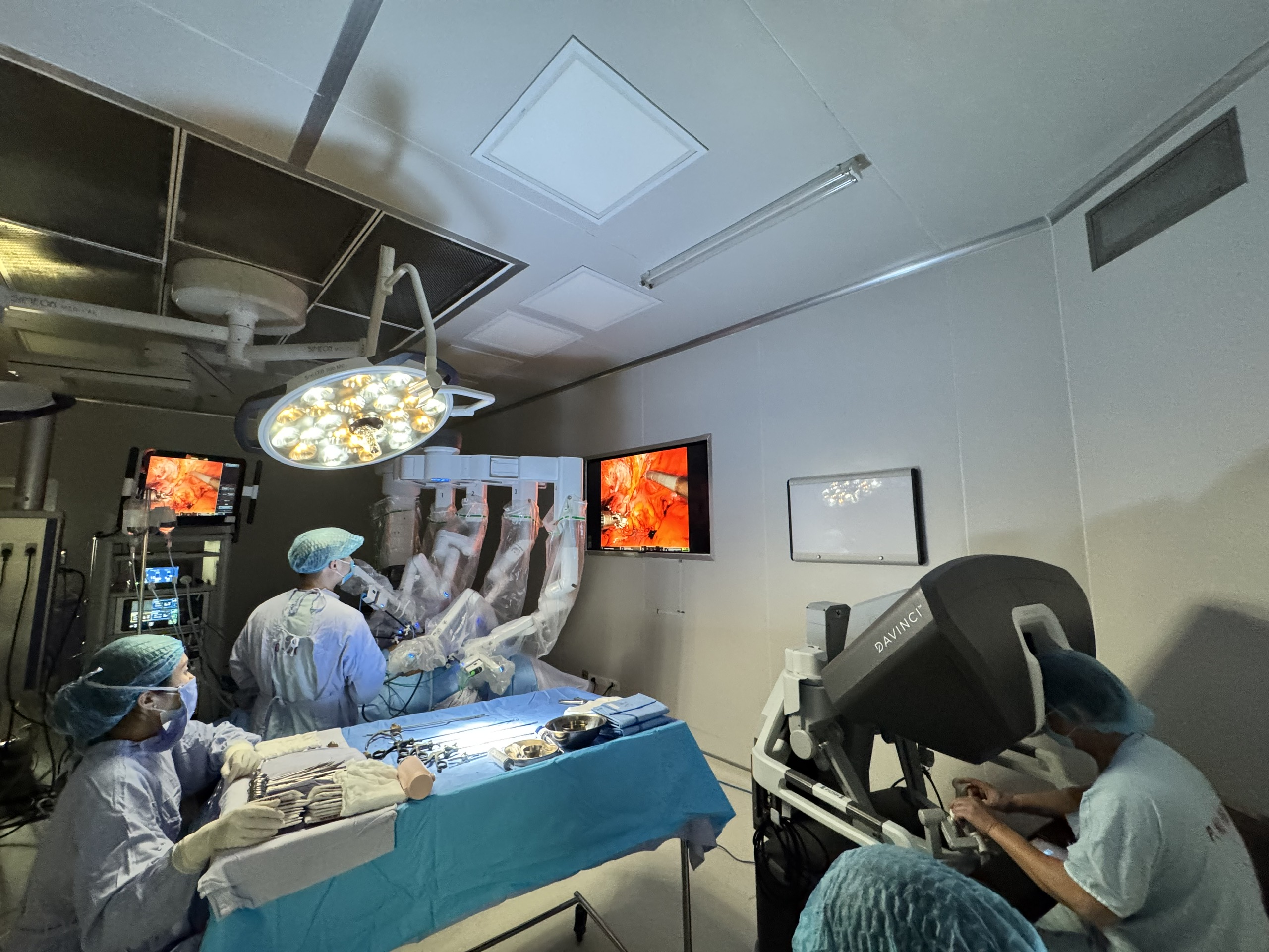 Hành trình 10 năm chiến đấu với ung thư và kỳ tích từ phẫu thuật robot- Ảnh 3.