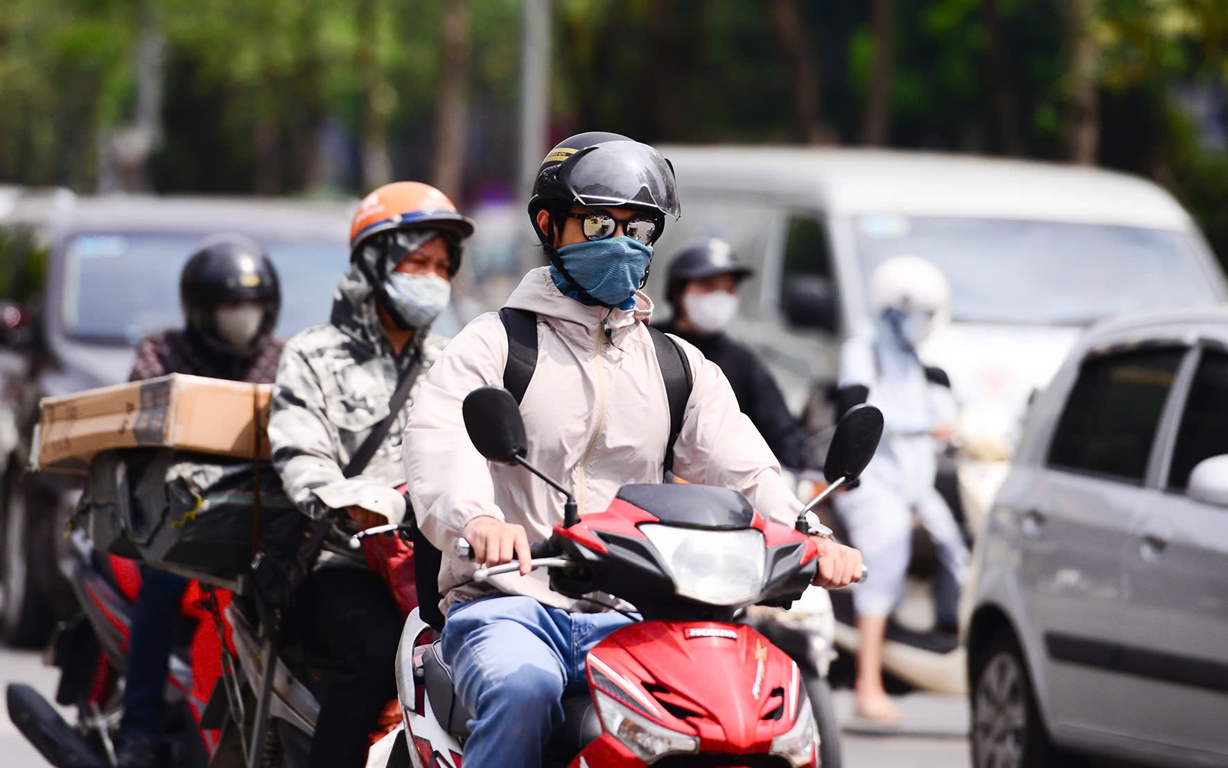 Chi tiết đợt nắng nóng diện rộng bao phủ khắp cả nước từ ngày mai- Ảnh 2. Cảnh báo đợt nắng nóng rất gay gắt đầu tháng 4, nguy cơ lập kỷ lục nhiệt độ