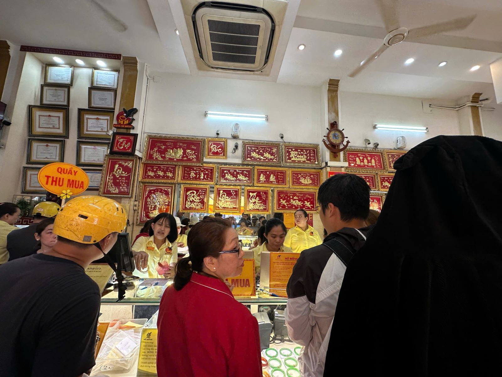 Giá vàng tuần qua: Thế giới chao đảo, trong nước rủi ro '3 tầng'- Ảnh 4. Giá vàng tuần qua: Thế giới chao đảo, trong nước rủi ro '3 tầng'- Ảnh 4.