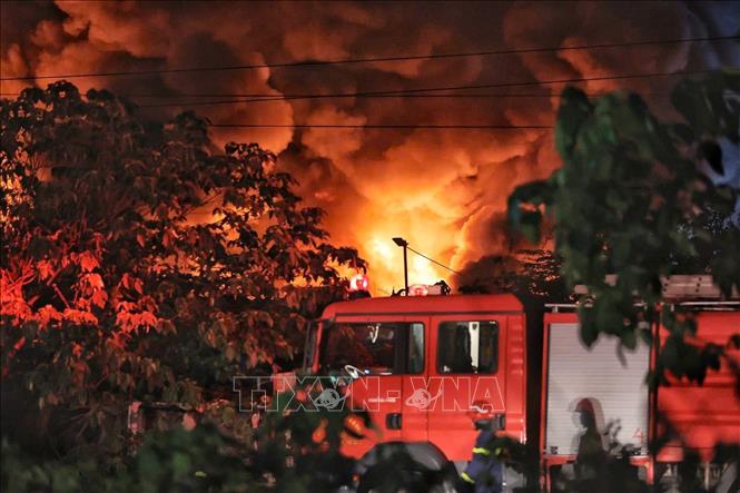 Cháy lớn trong đêm tại xưởng gỗ đối diện Bệnh viện K Tân Triều- Ảnh 1. Cháy lớn trong đêm tại xưởng gỗ đối diện Bệnh viện K Tân Triều- Ảnh 1.