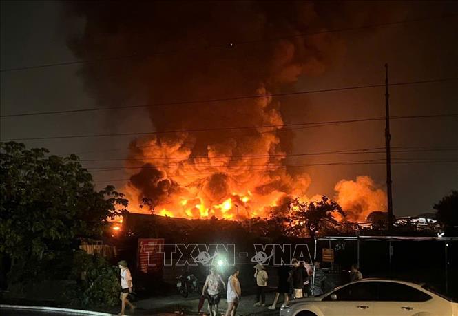 Cháy lớn trong đêm tại xưởng gỗ đối diện Bệnh viện K Tân Triều- Ảnh 2. Cháy lớn trong đêm tại xưởng gỗ đối diện Bệnh viện K Tân Triều- Ảnh 2.