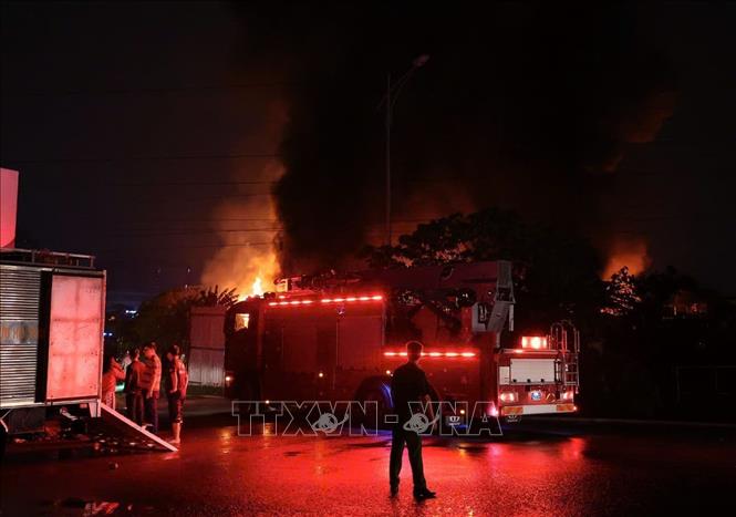 Cháy lớn trong đêm tại xưởng gỗ đối diện Bệnh viện K Tân Triều- Ảnh 6. Cháy lớn trong đêm tại xưởng gỗ đối diện Bệnh viện K Tân Triều- Ảnh 6.
