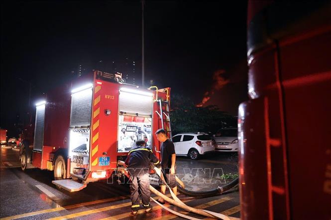 Cháy lớn trong đêm tại xưởng gỗ đối diện Bệnh viện K Tân Triều- Ảnh 7. Cháy lớn trong đêm tại xưởng gỗ đối diện Bệnh viện K Tân Triều- Ảnh 7.