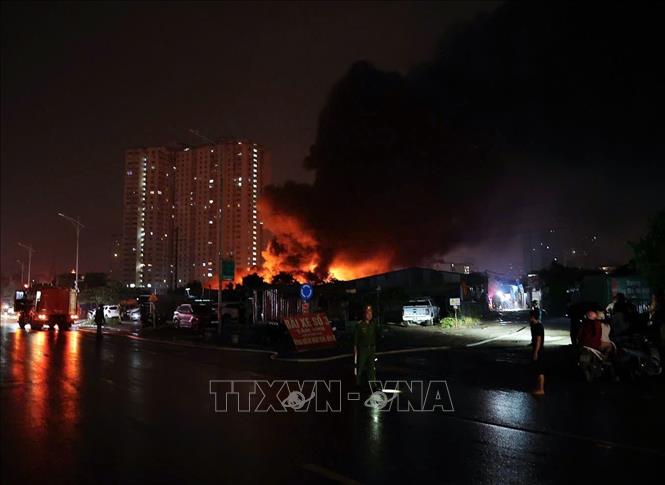 Cháy lớn trong đêm tại xưởng gỗ đối diện Bệnh viện K Tân Triều- Ảnh 3. Cháy lớn trong đêm tại xưởng gỗ đối diện Bệnh viện K Tân Triều- Ảnh 3.