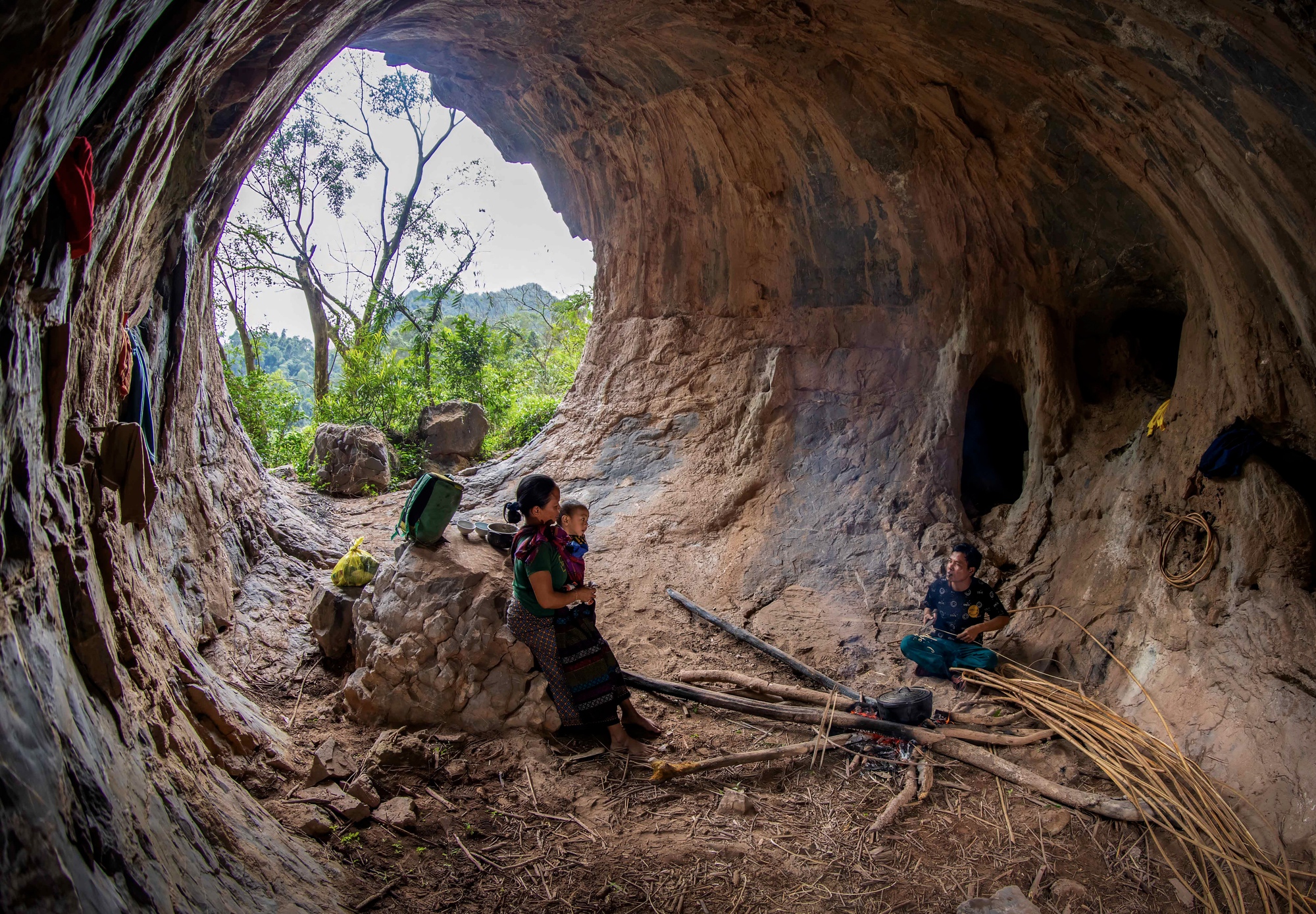 Bí ẩn hang động lưu dấu tích tộc người Arem và rừng cổ quý hiếm- Ảnh 21.