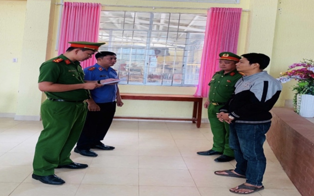 Đột kích quán karaoke THE A&K, bắt quả tang 5 người sử dụng ma túy- Ảnh 2. Đột kích quán karaoke THE A&K, bắt quả tang 5 người sử dụng ma túy- Ảnh 2.