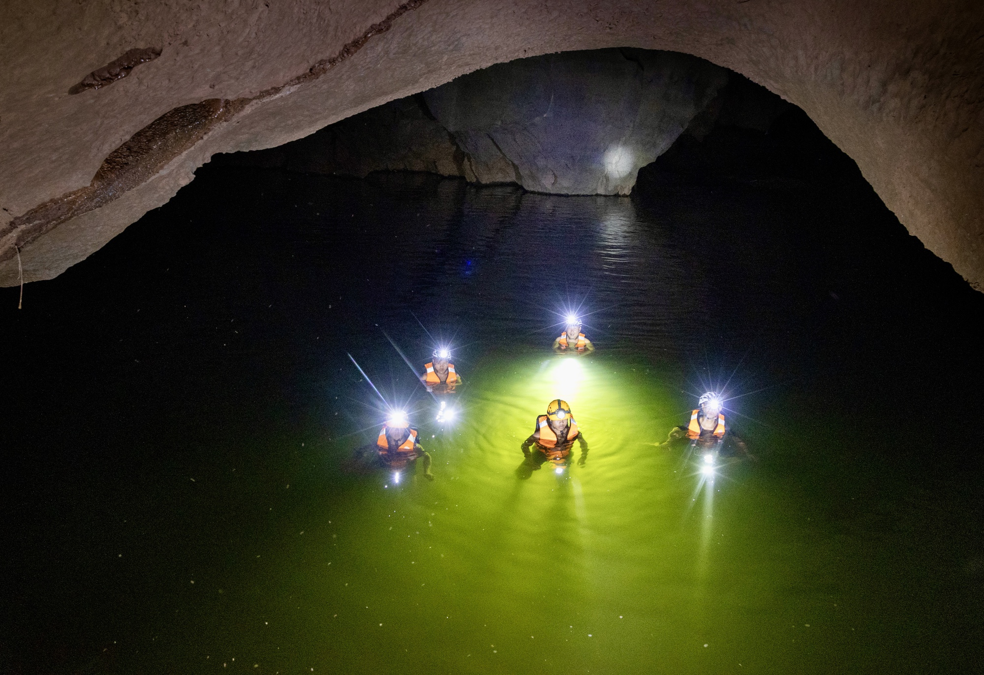 Bí ẩn hang động lưu dấu tích tộc người Arem và rừng cổ quý hiếm- Ảnh 20.