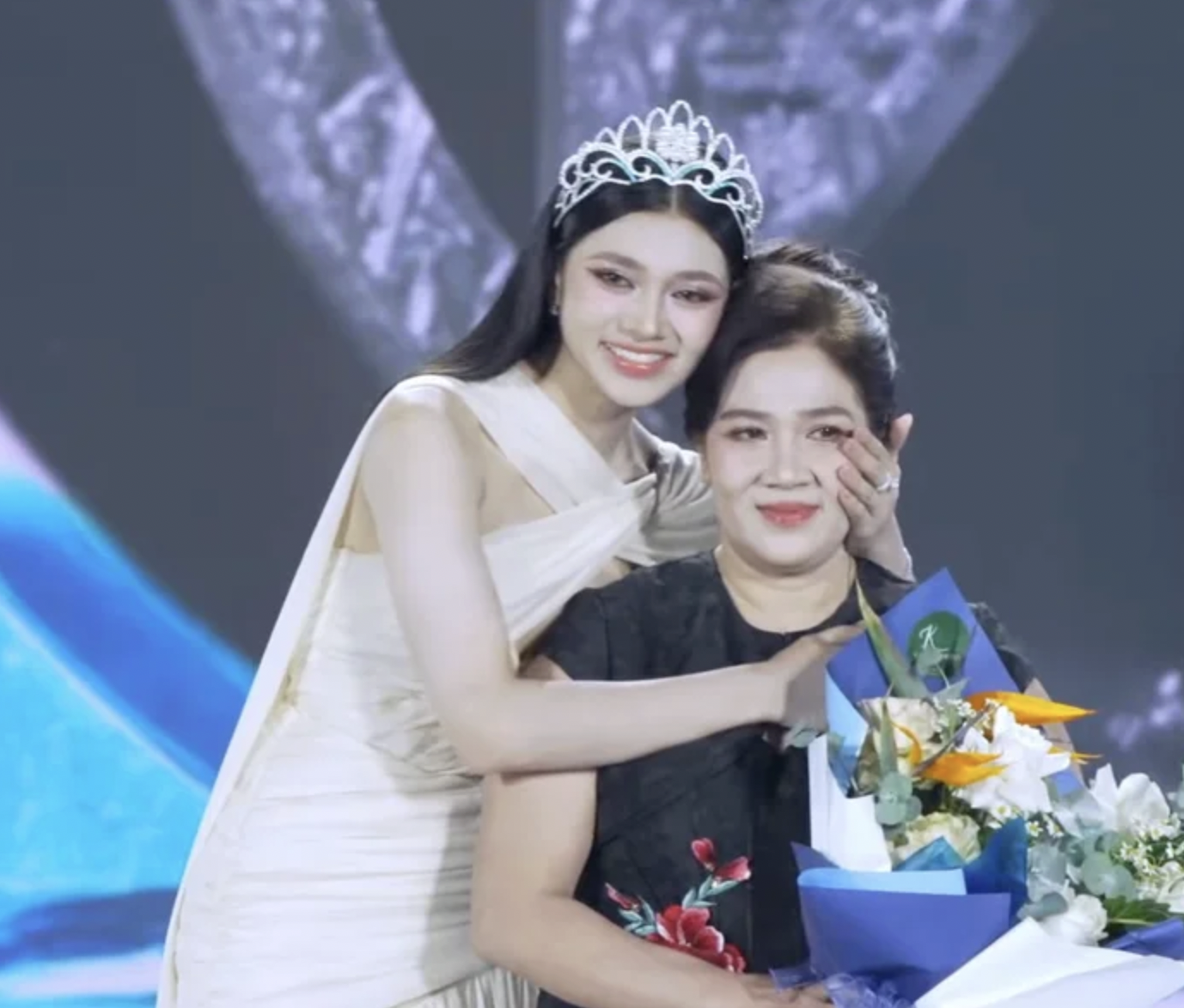 Bố đẻ Hoa hậu Ý Nhi gây chú ý- Ảnh 3.