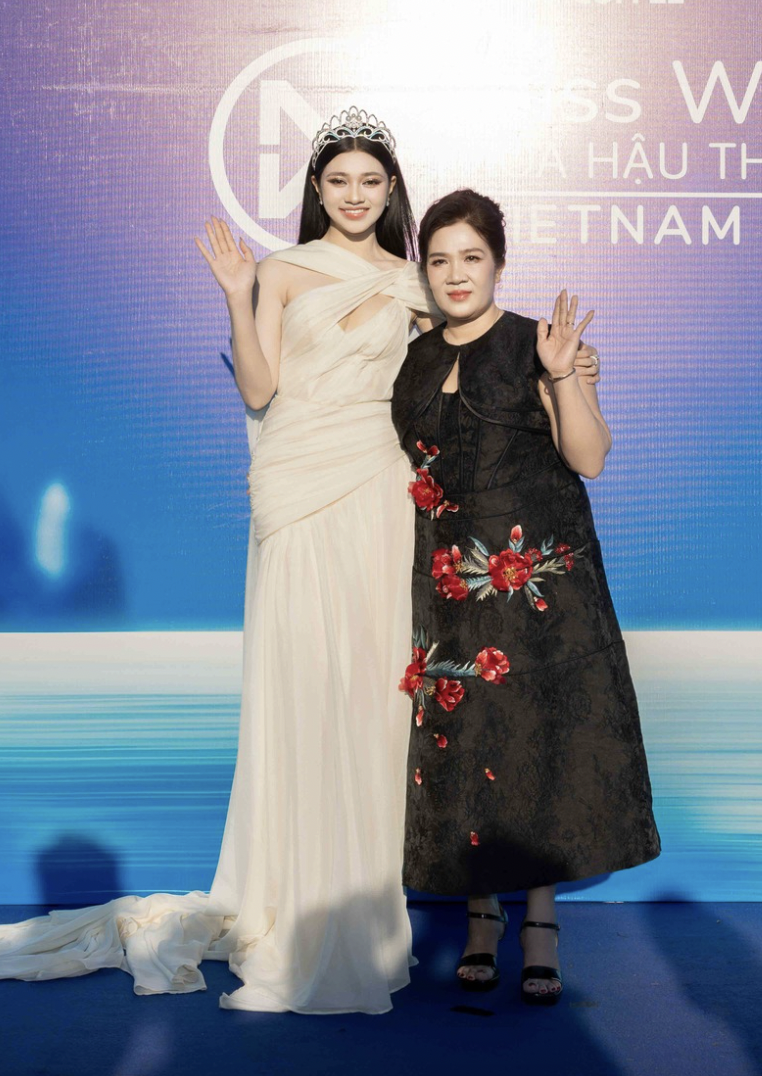 Bố đẻ Hoa hậu Ý Nhi gây chú ý- Ảnh 4.