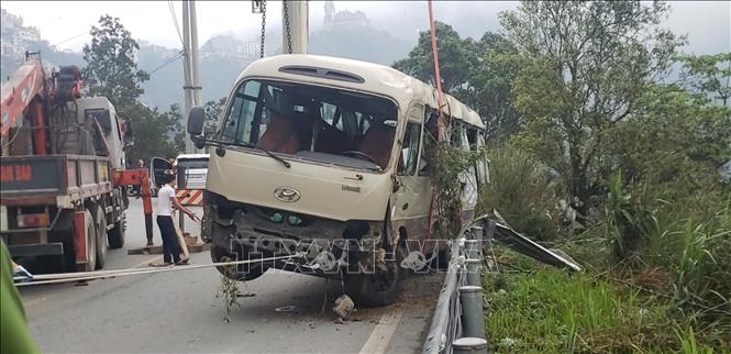 Khẩn trương khắc phục hậu quả vụ xe khách 29 chỗ lao xuống vực tại Tam Đảo- Ảnh 1. Khẩn trương khắc phục hậu quả vụ xe khách 29 chỗ lao xuống vực tại Tam Đảo- Ảnh 1.