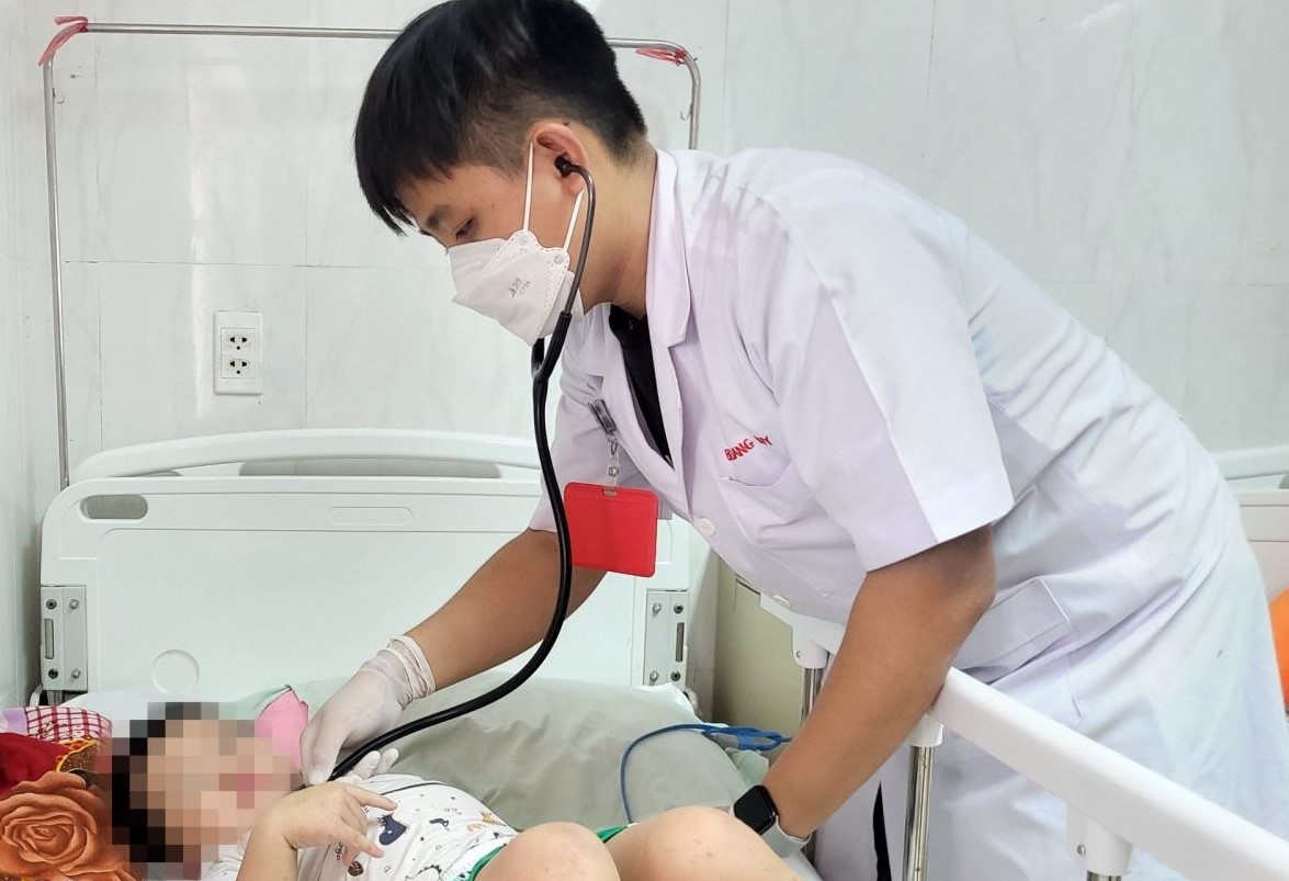 Tay chân miệng gia tăng, cảnh báo chủng EV71 độc lực cao, Bộ Y tế yêu cầu chủ động điều trị, kiểm soát lây nhiễm- Ảnh 2.