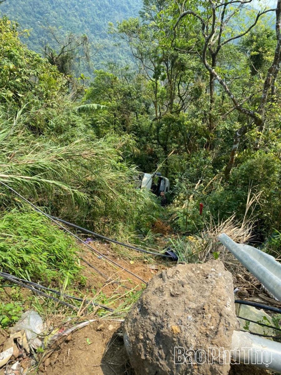 Xe ô tô 29 chỗ mất phanh lao xuống vực tại khu xã Tam Đảo, Phú Thọ- Ảnh 1.