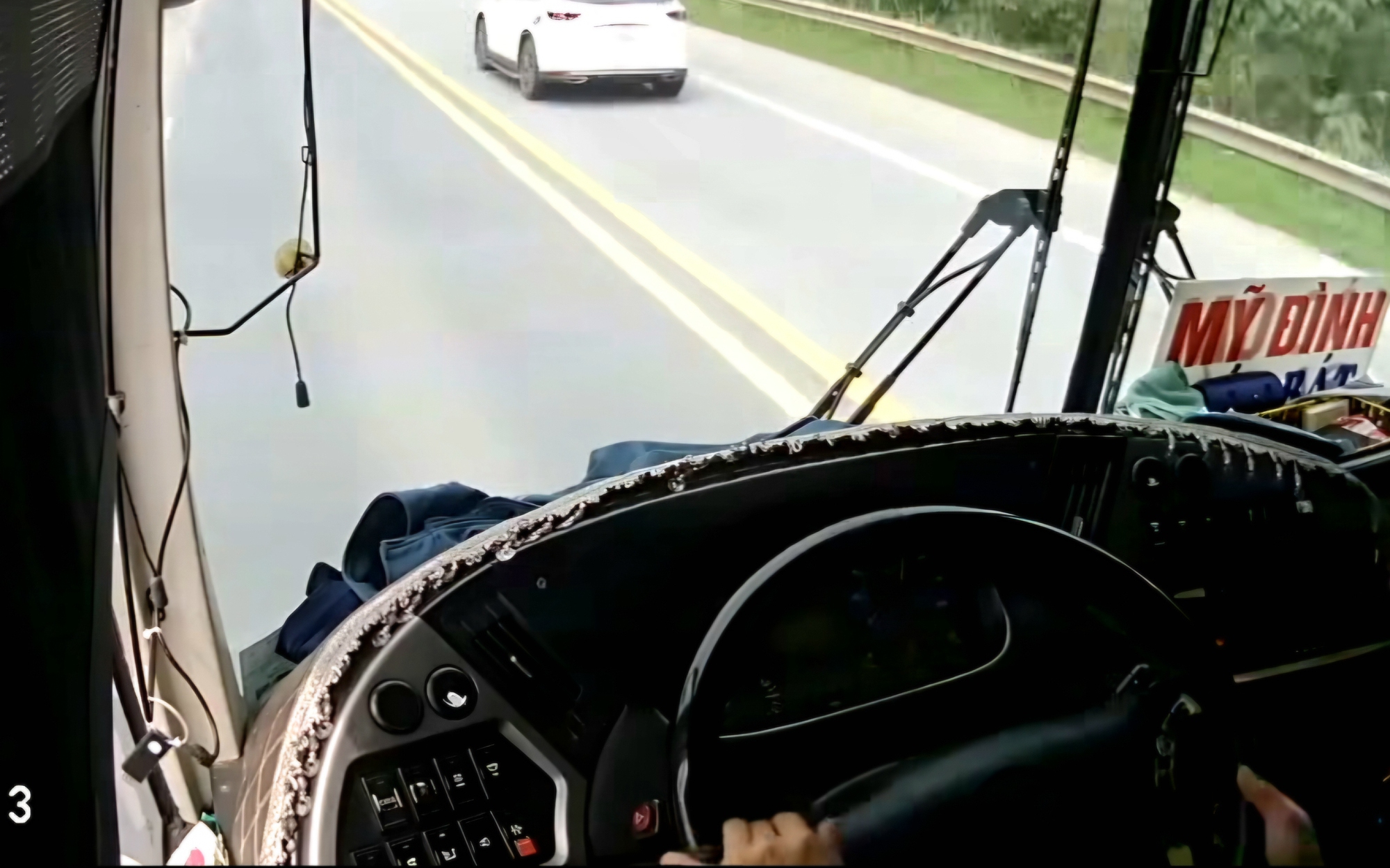 Xử phạt lái xe khách đi ngược chiều trên cao tốc 5 triệu đồng, trừ 2 điểm GPLX