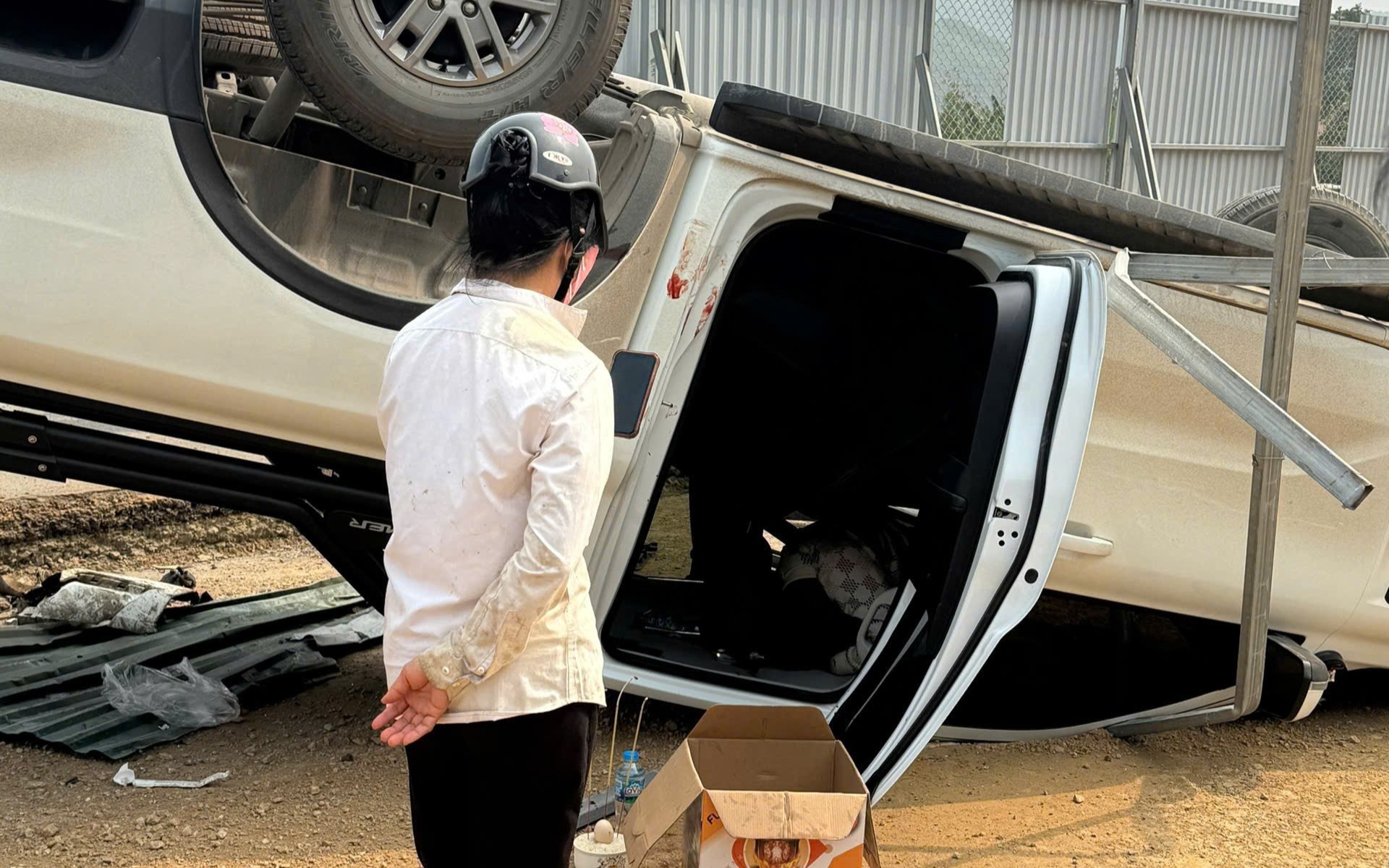 Ngày đầu thu phí ETC, hai tuyến cao tốc Vĩnh Hảo – Phan Thiết, Phan Thiết – Dầu Giây phát sinh nhiều lỗi- Ảnh 2. Tai nạn trên cao tốc Nội Bài - Lào Cai khiến tài xế tử vong tại chỗ