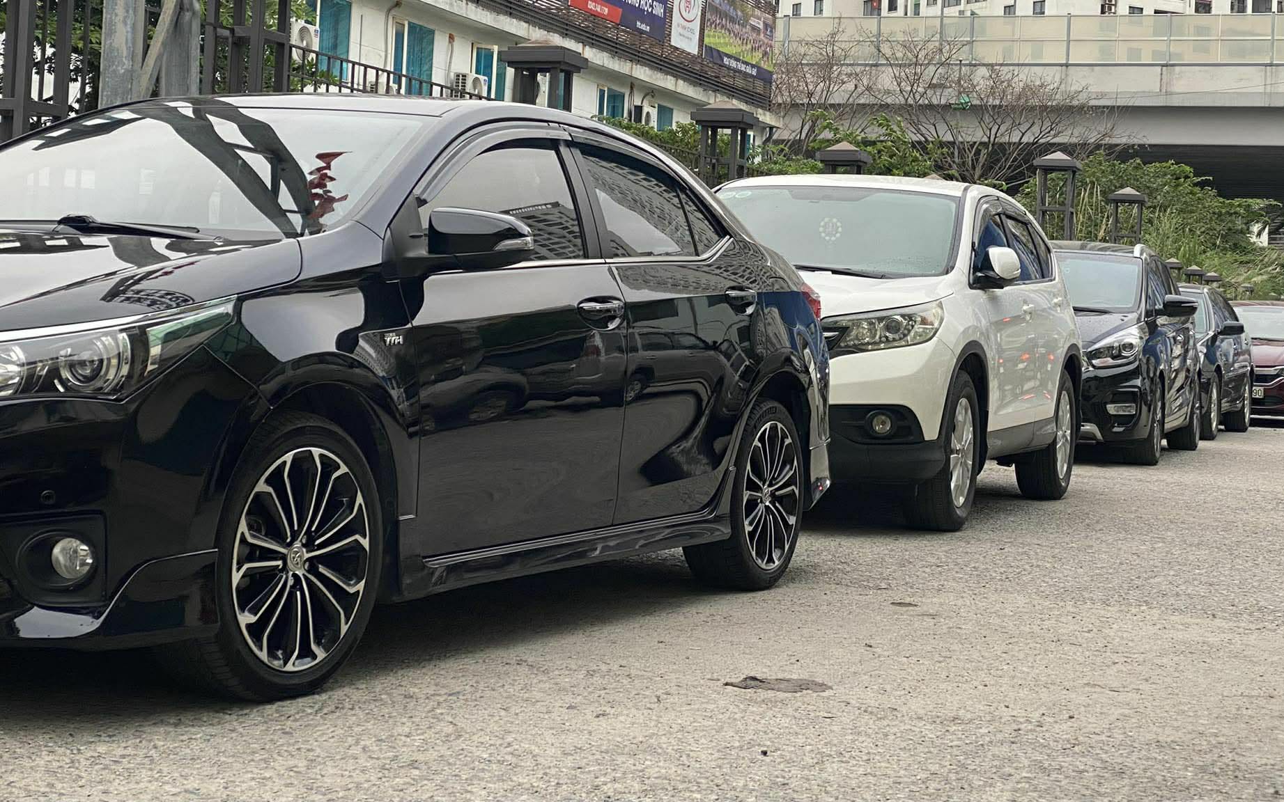 Người dân đến từ sớm trong những ngày đầu áp dụng kiểm định khí thải mới