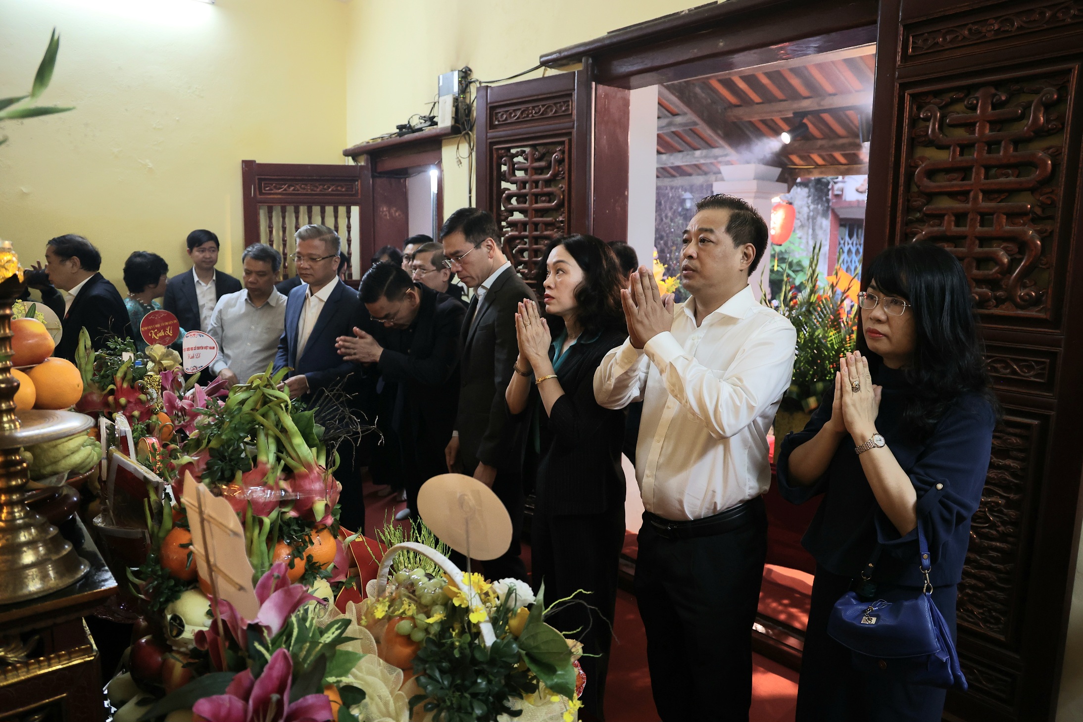 Bộ trưởng Đào Hồng Lan cùng đoàn Bộ Y tế dâng hương tưởng nhớ các Đại danh y tại Y miếu Thăng Long- Ảnh 7. Bộ trưởng Đào Hồng Lan cùng đoàn Bộ Y tế dâng hương tưởng nhớ các Đại danh y tại Y miếu Thăng Long- Ảnh 7.