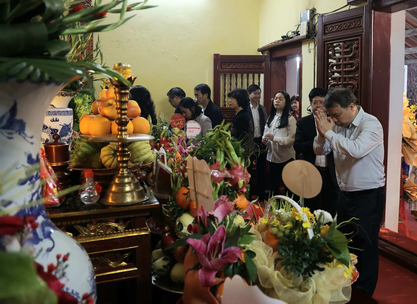 Bộ trưởng Đào Hồng Lan cùng đoàn Bộ Y tế dâng hương tưởng nhớ các Đại danh y tại Y miếu Thăng Long- Ảnh 8. Bộ trưởng Đào Hồng Lan cùng đoàn Bộ Y tế dâng hương tưởng nhớ các Đại danh y tại Y miếu Thăng Long- Ảnh 8.