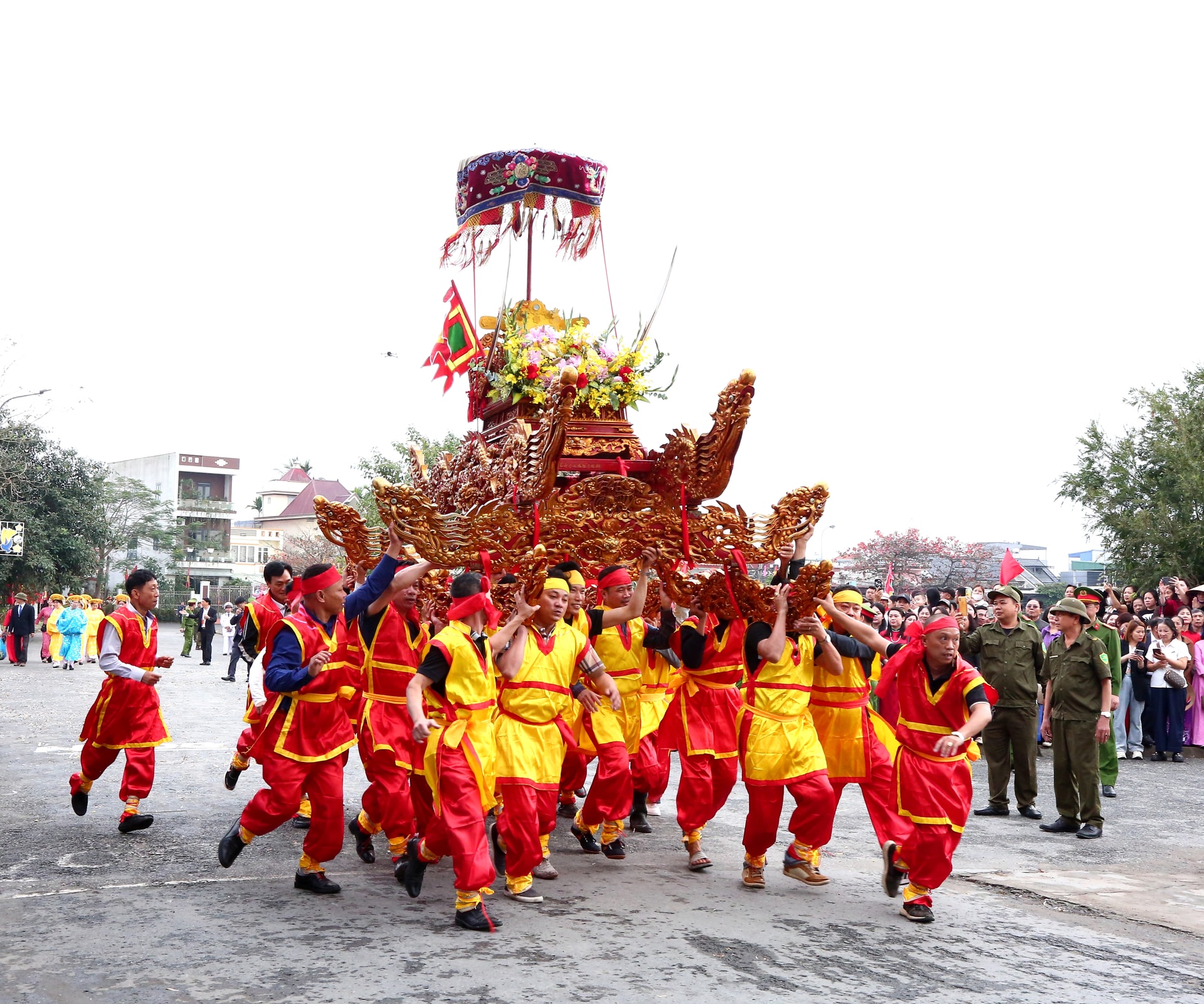 Mãn nhãn màn 'kiệu bay' tại lễ hội truyền thống Từ Lương Xâm 2026- Ảnh 6. Mãn nhãn màn 'kiệu bay' tại lễ hội truyền thống Từ Lương Xâm 2026- Ảnh 6.