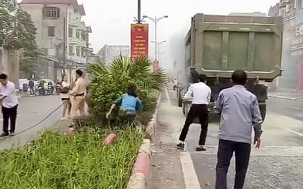 Xe đầu kéo bốc cháy khi đang lưu thông, CSGT và người dân đuổi theo dập lửa