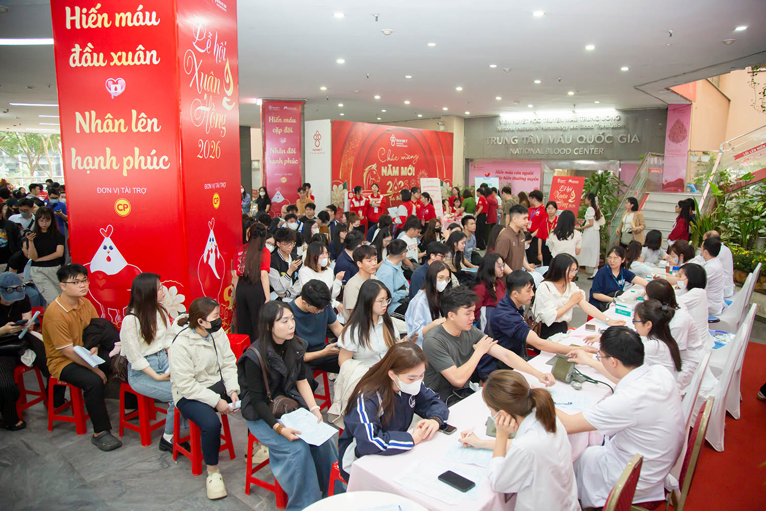 Lễ hội Xuân hồng, nơi lòng nhân ái hiến máu cứu người lan toả, nhân lên- Ảnh 1. Lễ hội Xuân hồng, nơi lòng nhân ái hiến máu cứu người lan toả, nhân lên- Ảnh 1.