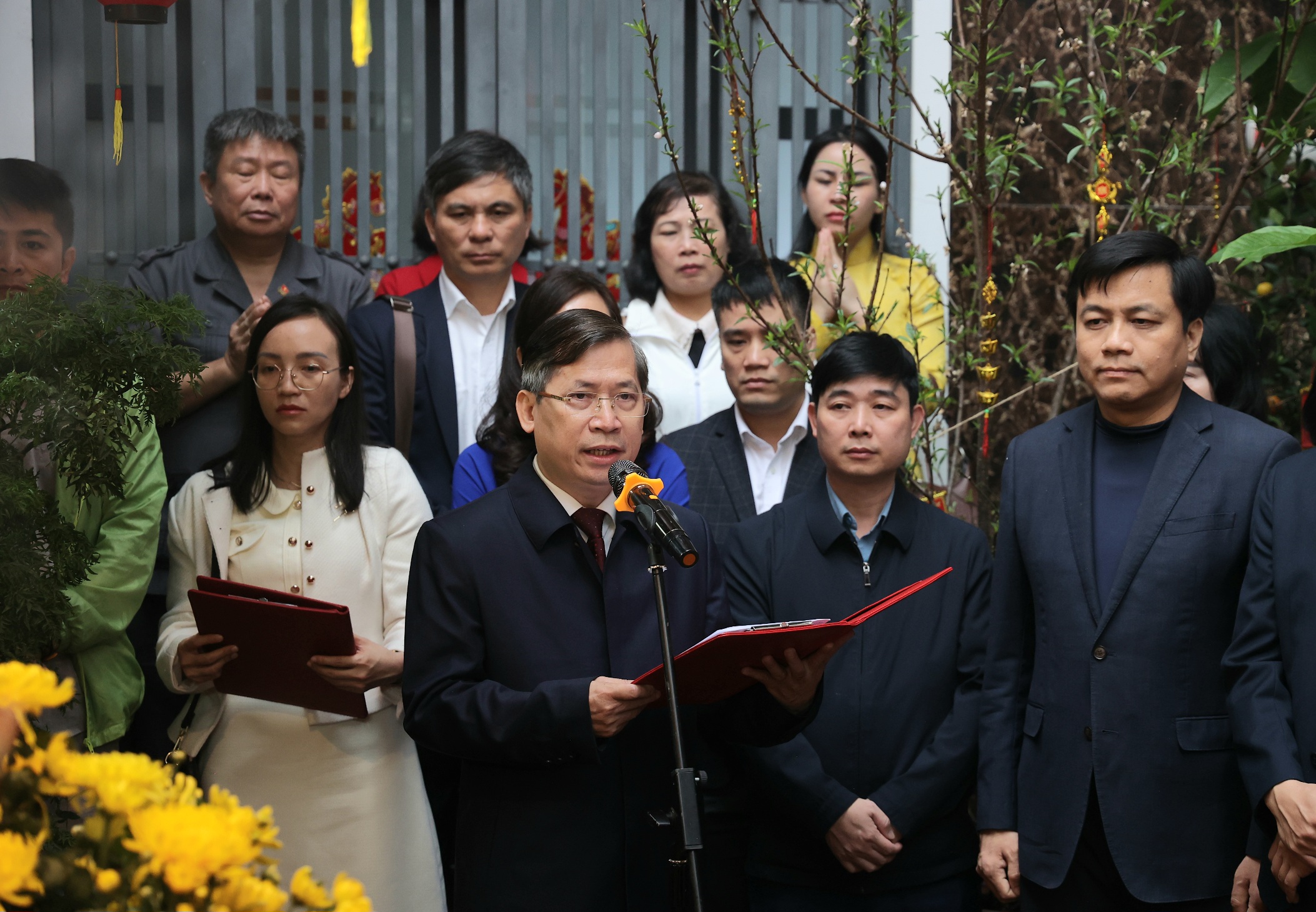 Bộ trưởng Đào Hồng Lan cùng đoàn Bộ Y tế dâng hương tưởng nhớ các Đại danh y tại Y miếu Thăng Long- Ảnh 5. Bộ trưởng Đào Hồng Lan cùng đoàn Bộ Y tế dâng hương tưởng nhớ các Đại danh y tại Y miếu Thăng Long- Ảnh 5.